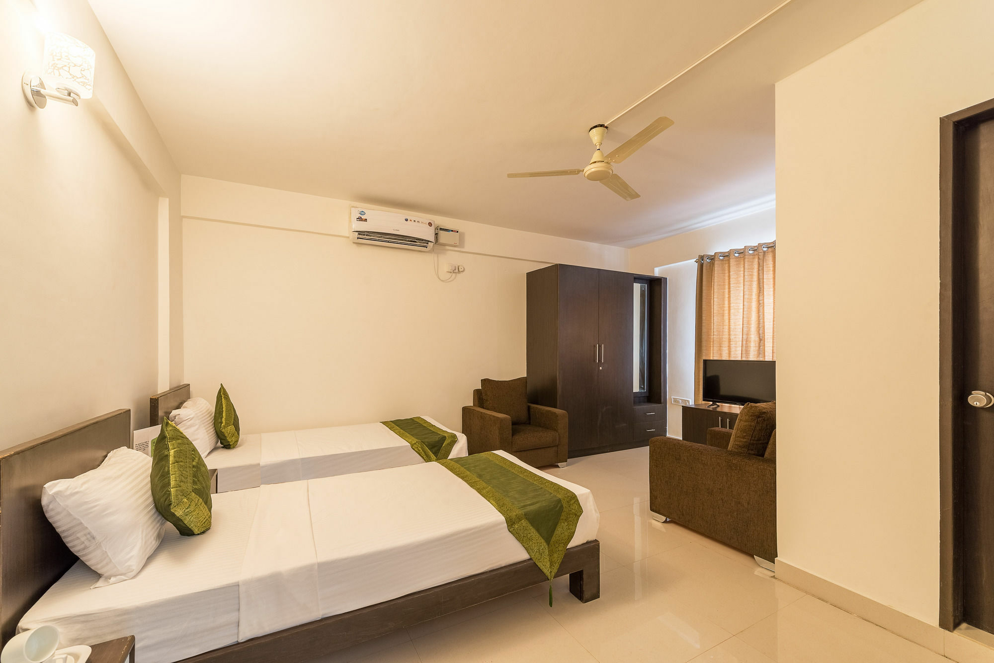 ทรีโบ ทริป โฮเทล เวิลด์ทรี Hotel บังกาลอร์ ภายนอก รูปภาพ